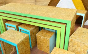 muro decorato con mobili antichi