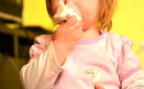 bambina a letto ammalata