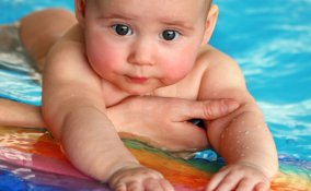 bambino in piscina