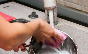 pulizie casa trucchi temperature alte acqua microonde padelle argenteria