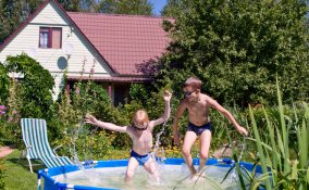 piscina giardino pulizia estate acqua manutenzione