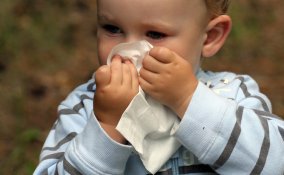 bambino e fazzoletto