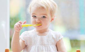 bambina seduta a terra