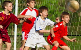 bambini che giocano a calcio