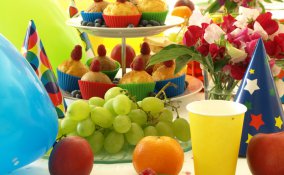 bambino-festa-decorazioni-tavola