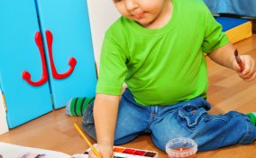 bambina mentre disegna