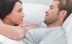 coppia intimità parlare rapporto letto