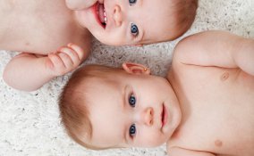 gemelli, organizzarsi, giocattoli, vestiti, passeggino