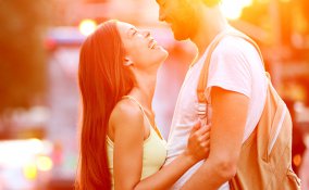 coppia felicità passione bacio abbraccio