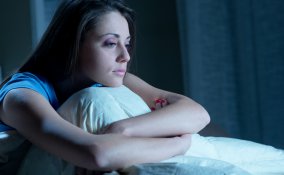 insonnia sonno letto donna triste