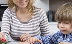 giocare a carte bambini divertimento