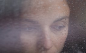 donna triste single finestra solitudine