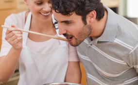 mangiare cucinare assieme coppia