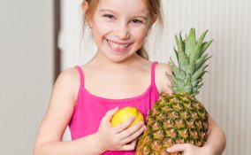 bambina con frutta