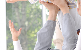 Papà gioca con il bambino