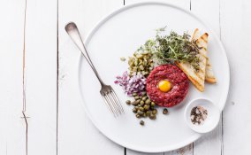 tartare filetto uovo acciuga capperi cipolla