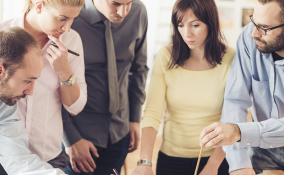 Persone che stanno insieme