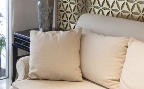 Grandi pulizie pulire divano bianco