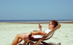 5 cose che gli uomini fanno in spiaggia (ma che dovrebbero evitare)