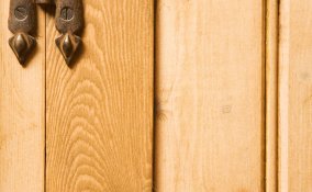 come riparare uno spigolo della porta scheggiato