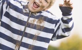 eliminare macchie di terra e fango