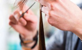 sognare di tagiarsi i capelli