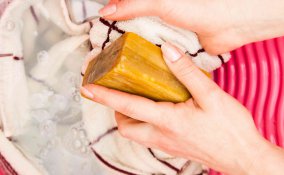 come togliere le macchie di profumo dai vestiti