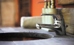 come pulire rubinetti e lavelli