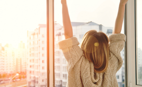 Morning people: i vantaggi (e gli svantaggi) di svegliarsi presto la mattina