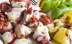 Cucina con la pentola a pressione