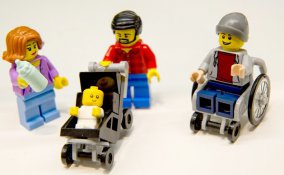 LEGO lancia due nuovi personaggi: papà casalingo e mamma in carriera