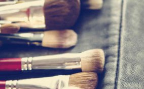 come pulire e lavare i pennelli e le spugnette da trucco