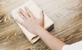 Come pulire il legno: tecniche per detergere e sbiancare