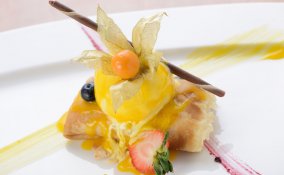 Crêpes alle mandorle con salsa di pesche e gelato alla menta