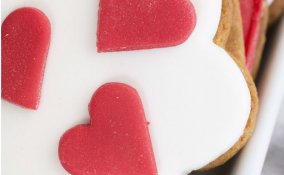 cake design san valentino, cuori pasta zucchero, fiori pasta zucchero