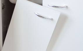 come riparare cerniera mobili, come aggiustare cerniere mobili, ante mobili rotte, aggiustare cerniera anta, cerniera armadio rotta