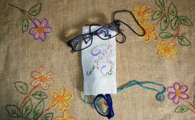 regali fai da te festa della mamma, portaocchiali fai da te, festa della mamma punto a croce, festa della mamma cucito