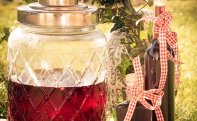 Liquore fatto in casa con la frutta estiva