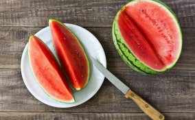 tagliare anguria, frutta estiva, servizio