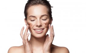 scrub fondi di caffè viso, scrub con polvere di caffè, scrub viso caffè miele