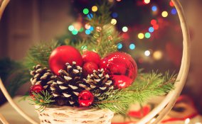 lavoretti natale pigne, decorazioni natale pigne