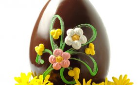 uova di pasqua decorate con pasta di zucchero, decorare uova di pasqua con pasta di zucchero