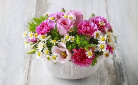 come fare un centrotavola con fiori freschi, realizzare centrotavola fiori   