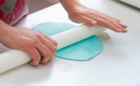 stendere pasta di zucchero, lavorare pasta di zucchero, ammorbidire pasta di zucchero