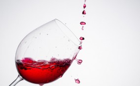 vino rosso, macchie, pulizia muro