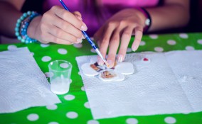 decoupage con carta di riso, decoupage come fare