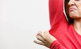 togliere odore sudore, eliminare odore sudore, odore sudore vestiti