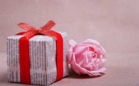 pacchi regalo materiale riciclo