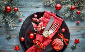 apparecchiare tavola, capodanno, decorazione tema