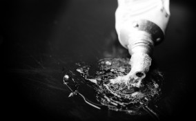 come togliere colla da tessuti, macchie colla